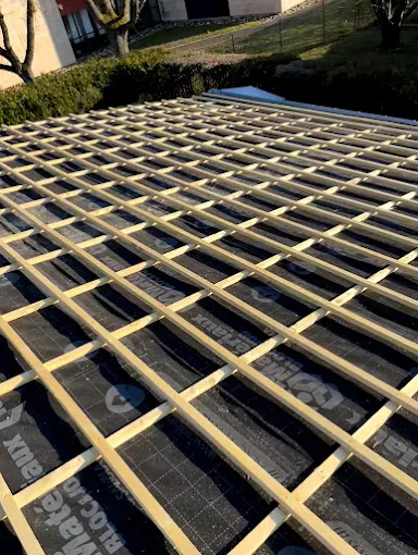 Pose de fenêtre de toit Velux